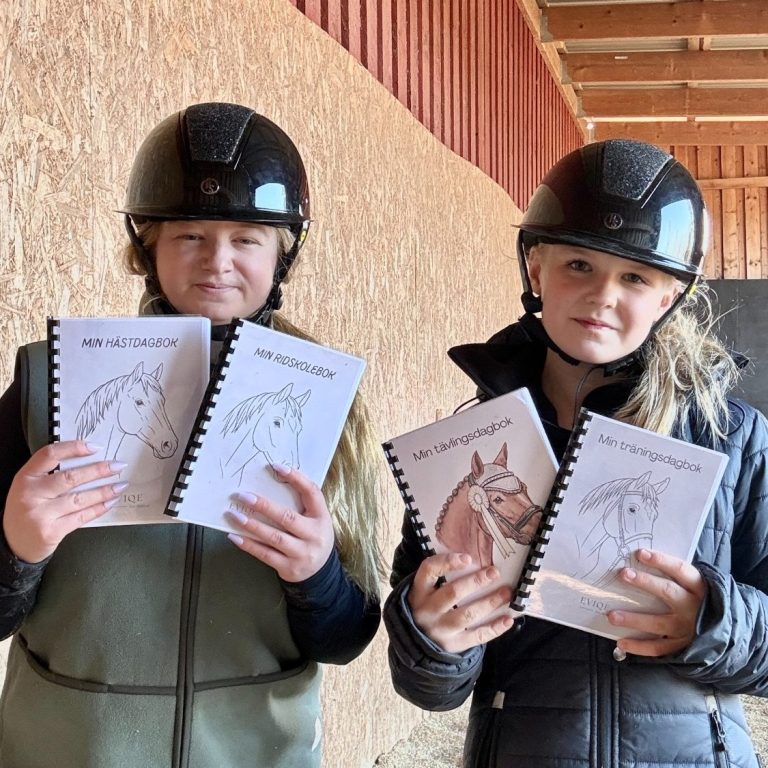 EVIQEs handgjorda hästdagbok, ridskolebok, träningsdagbok och tävlingsdagbok